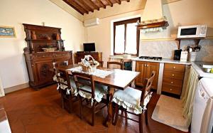 Holiday apartment with private swimming pool in Tuscany, Italy. 12