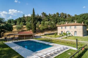 Holiday villa with private swimming pool in Tusany, Italy by www.payatarrival.com 3